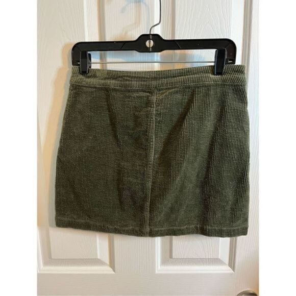 Wild Fable Dark Green Corduroy Mini- Skirt. Size 2 - Picture 4 of 4